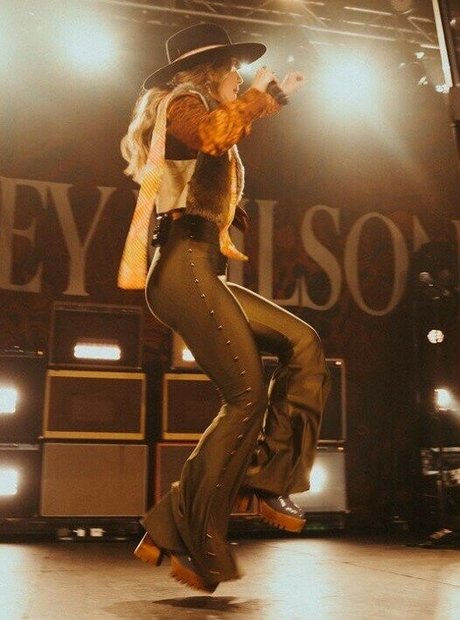 Lainey Wilson nude on onlyfans