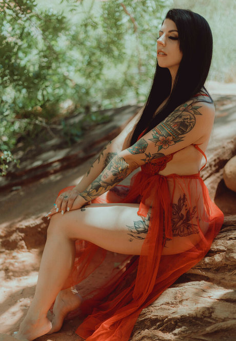 Thatsoraven95 onlyfans model