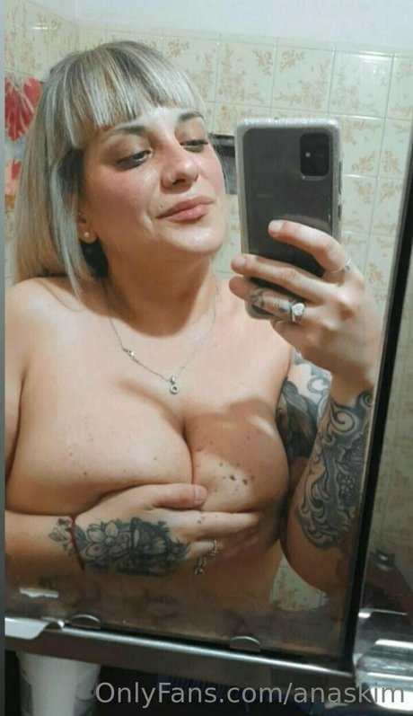 anaskim onlyfans strip tease