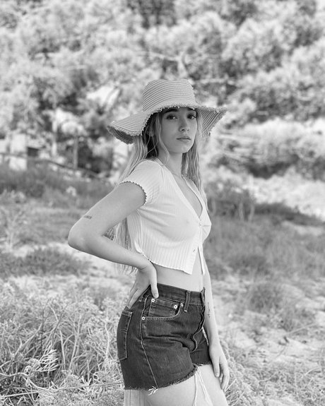 Rebeca Stones onlyfans lesk