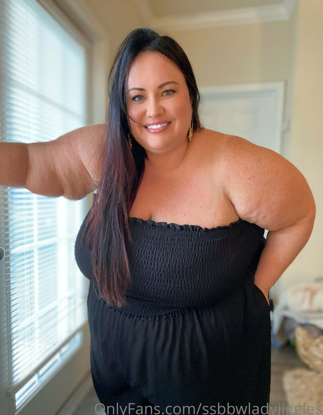 ssbbwladyjiggles onlyfans leajs