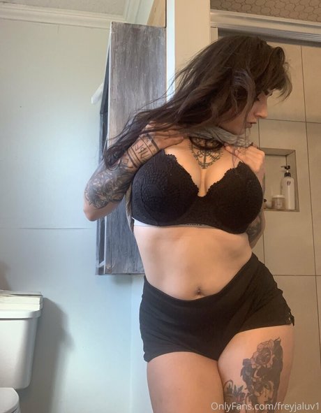 freyjaluv1 onlyfans model photos