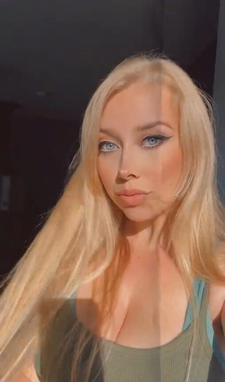 Rhiannon C nude onlyfans leaks