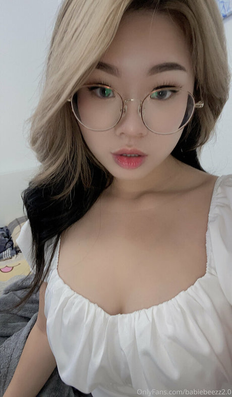 babiebeezz2 0 onlyfans model images