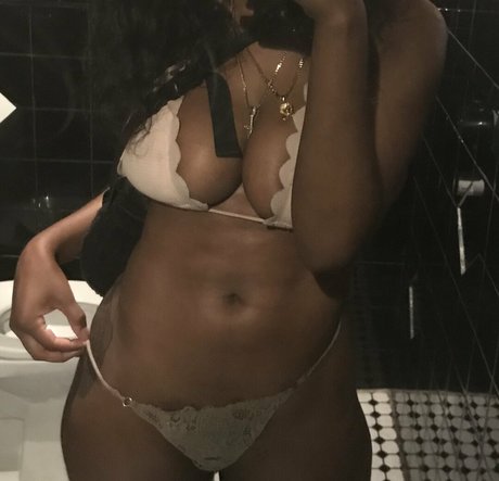 misscleom onlyfans model photo