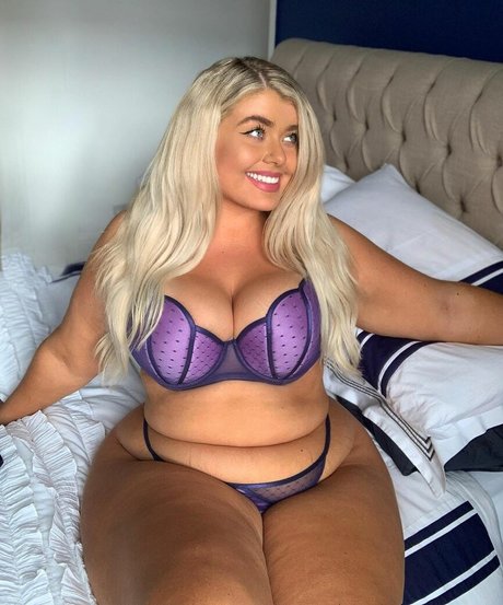 Izzy Nicholls only fans leak nude