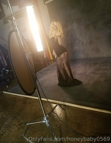 honeybaby0569 onlyfans striptease