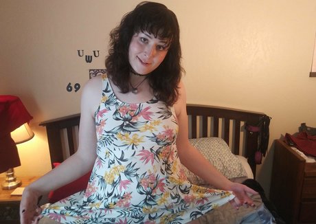 anniebrokely onlyfans topless