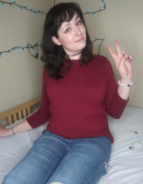 anniebrokely onlyfans pic