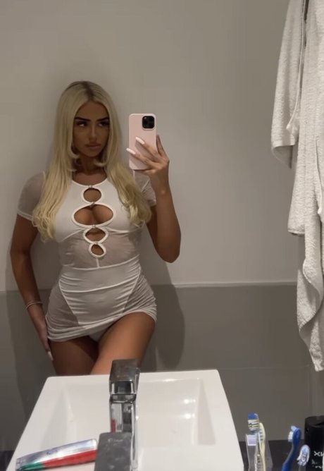 Ellie Coldwell onlyfans strip