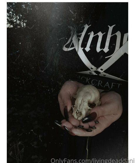 livingdeaddani onlyfans leaks.