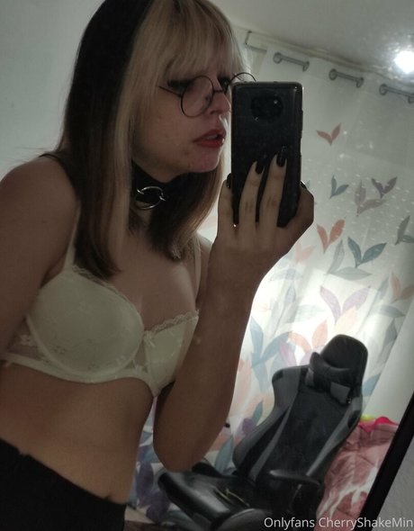 CherryShakeMin onlyfans model