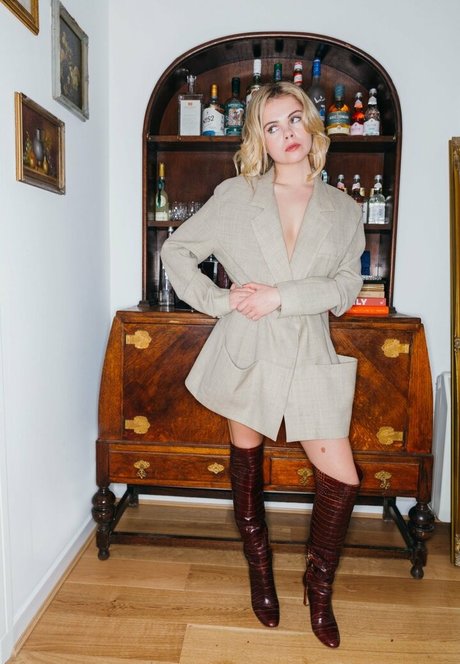 Saoirse Monica Jackson onlyfans naked