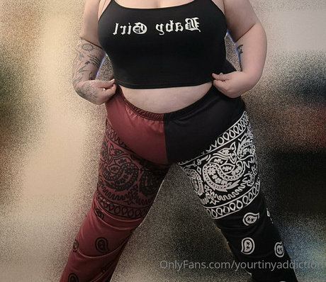 yourtinyaddiction onlyfans pics