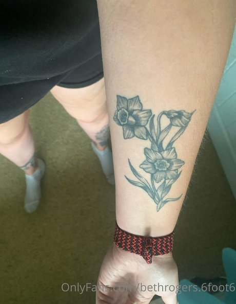 amazonbeth 6foot6 onlyfans boobs