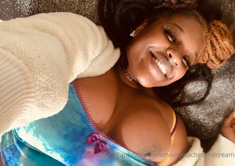 thefamouspeachesandcream onlyfans model images