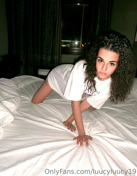 luucyluucy19 onlyfans nude leaks