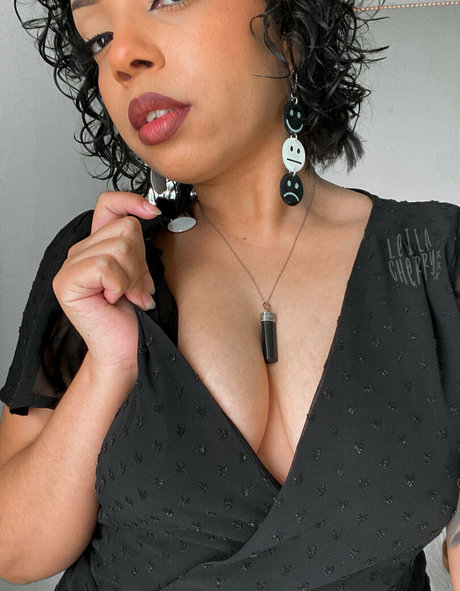 leilacherry only fans pic