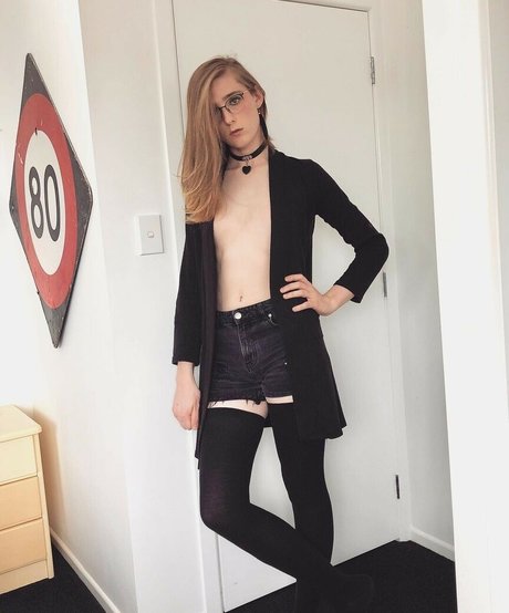 Alice In Wonder1and onlyfans model