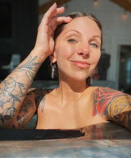 Christine Cote onlyfans leaks.