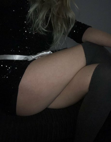 robyn sun onlyfans striptease