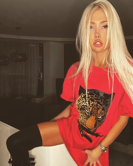 Jull Dolly model erotic images