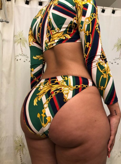 bikini model onlyfans pretty img