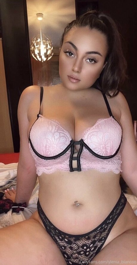 yleniab16 model erotic pic