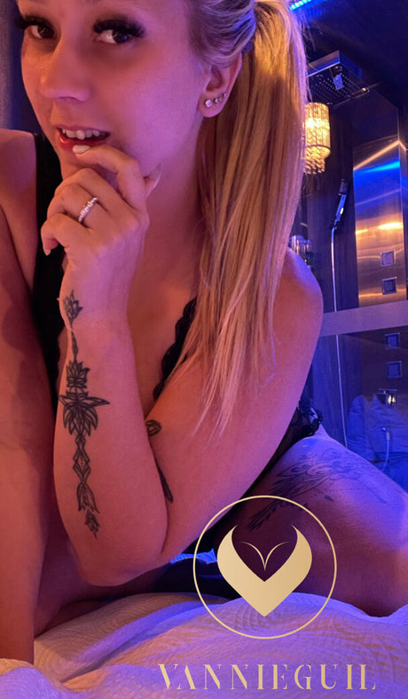 Vannieguil model top photos