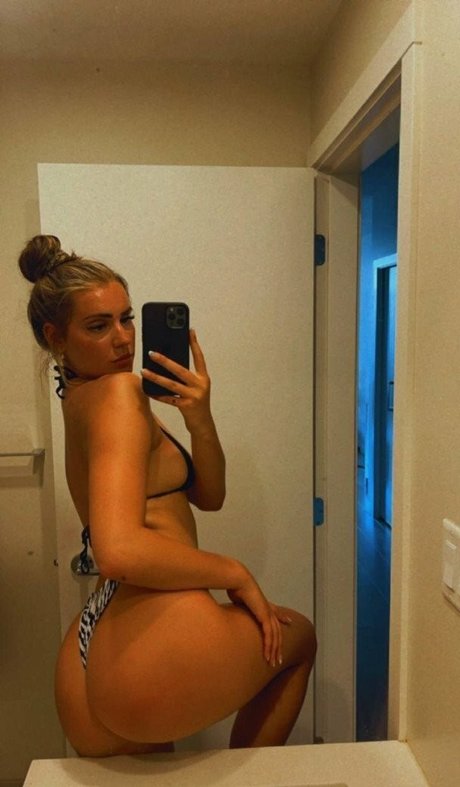 Tavia Sky art star pics