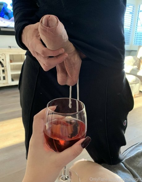 Sophia Knight star sexy picture