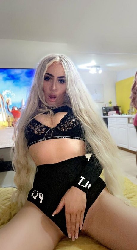 britishsquirt erotic model photo