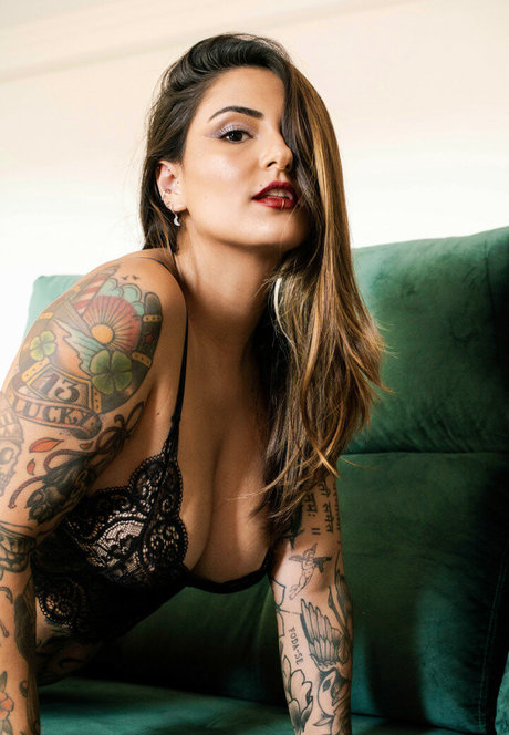 Cauuution pretty model picture