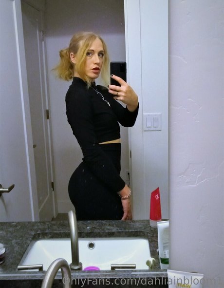 dahliainbloom1 star adult images