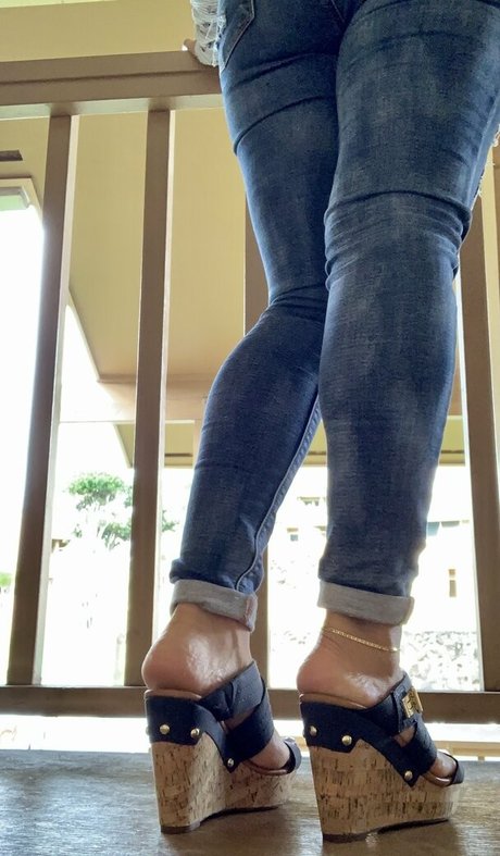 kim kisses foot goddess model erotic pic