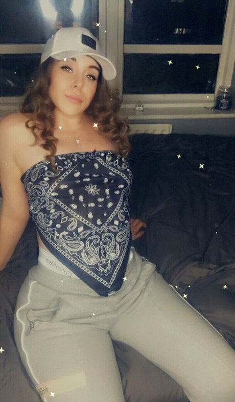 eighteenandlegal nude pornstar img