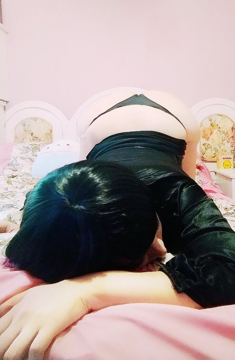 Lucy Langley model art galleries