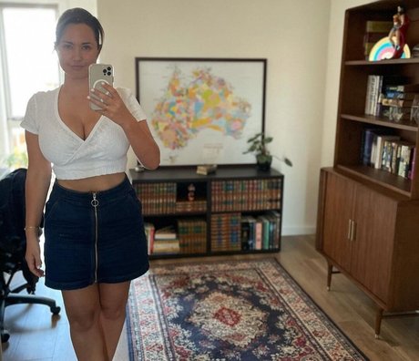 Rae Johnston model free image