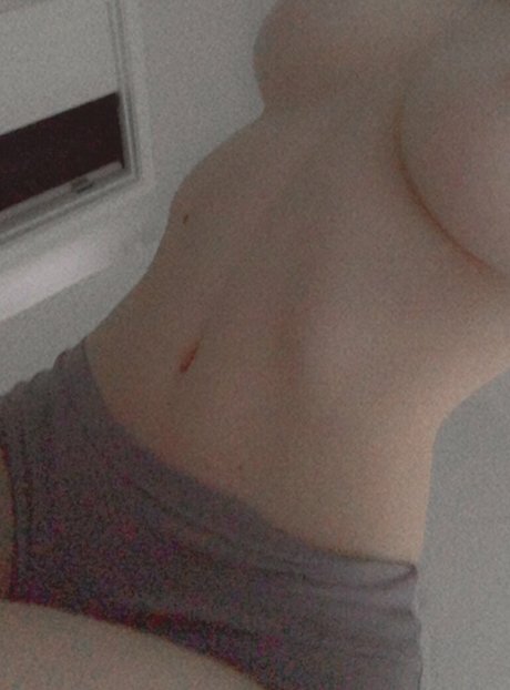 EmiliaNSFW pornstar naked pictures