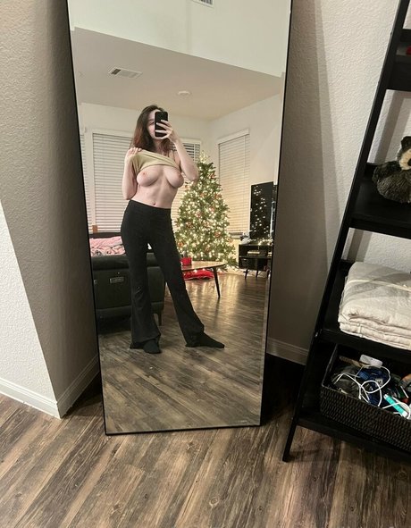 EmiliaNSFW pretty model image