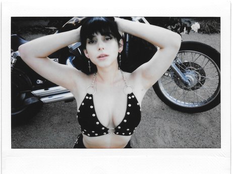 young onlyfans free nude images