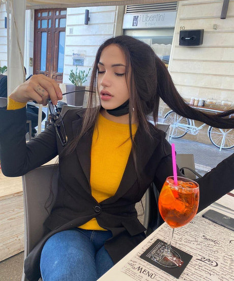 Bruna Santos sexy pornstar gallery