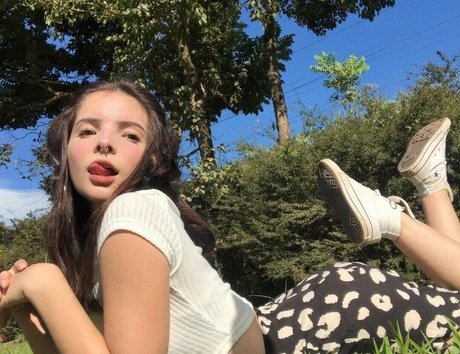 Victoria Ribeiro porn model pic