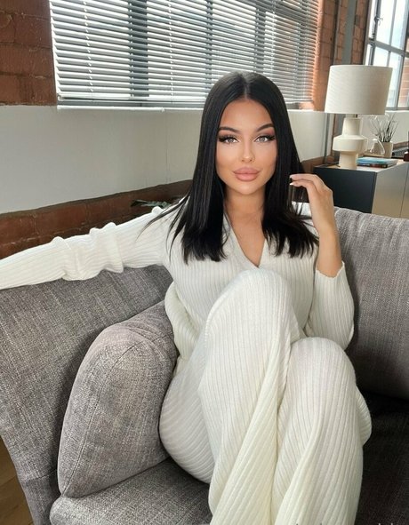 Sophie Ruby Blake model naked picture