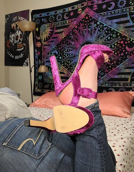 thequeenhasarrived naked star archive