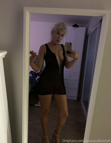 suzieandhannah erotic model picture