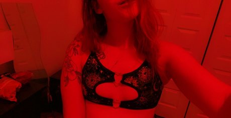 miniloupxxx model pornographic image