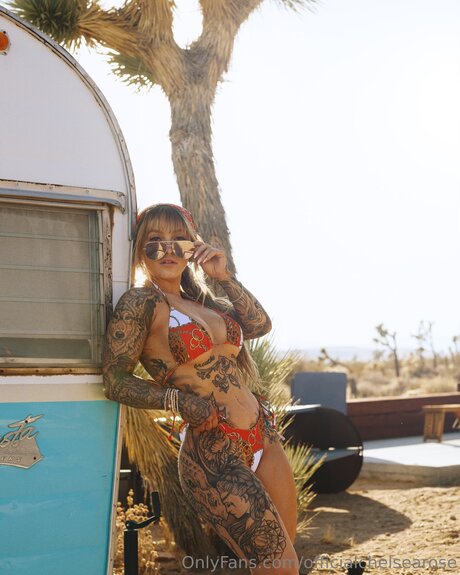 chelseabodyy art model pics