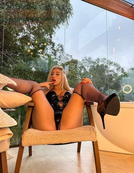 Isadora Vale Dezoitou erotic model picture