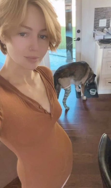 KallMeKris adult model pics